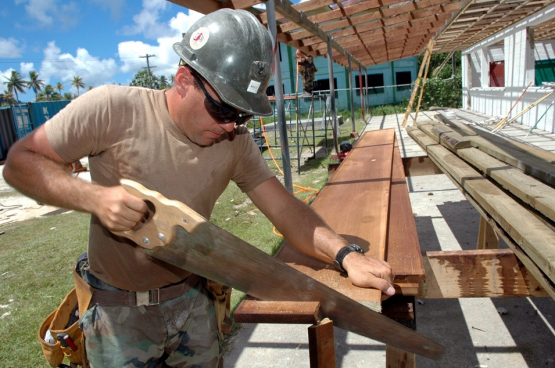 charpentier-ARTIGUES-min_worker_construction_building_carpenter_male_job_build_helmet-893290